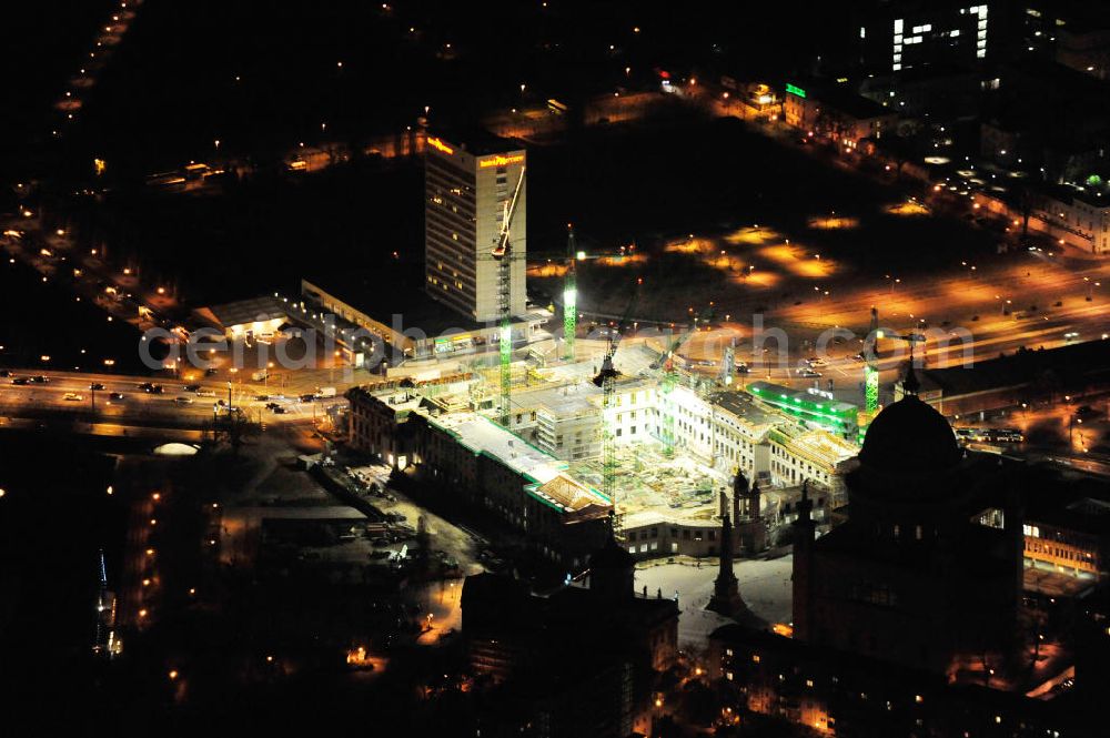 Aerial image at night Potsdam - Nachtluftbild der Baustelle des Potsdamer Stadtschlosses / Landtag am Alten Markt. Der Neubau des Brandenburger Landtages auf dem Gelände des Stadtschlosses gegenüber der Fachhochschule Potsdam und die St. Nikolaikirche erfolgt durch die BAM Deutschland AG. Night shot of the construction site of the Potsdam Stadtschloss at the Old Market. In the background is the University of Applied Sciences Potsdam and St. Nikolai Church. Building contractors company: BAM Deutschland AG