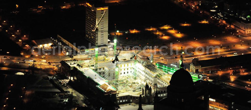 Potsdam at night from above - Nachtluftbild der Baustelle des Potsdamer Stadtschlosses / Landtag am Alten Markt. Der Neubau des Brandenburger Landtages auf dem Gelände des Stadtschlosses gegenüber der Fachhochschule Potsdam und die St. Nikolaikirche erfolgt durch die BAM Deutschland AG. Night shot of the construction site of the Potsdam Stadtschloss at the Old Market. In the background is the University of Applied Sciences Potsdam and St. Nikolai Church. Building contractors company: BAM Deutschland AG