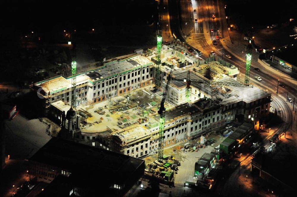 Potsdam at night from the bird perspective: Nachtluftbild der Baustelle des Potsdamer Stadtschlosses / Landtag am Alten Markt. Der Neubau des Brandenburger Landtages auf dem Gelände des Stadtschlosses gegenüber der Fachhochschule Potsdam und die St. Nikolaikirche erfolgt durch die BAM Deutschland AG. Night shot of the construction site of the Potsdam Stadtschloss at the Old Market. In the background is the University of Applied Sciences Potsdam and St. Nikolai Church. Building contractors company: BAM Deutschland AG