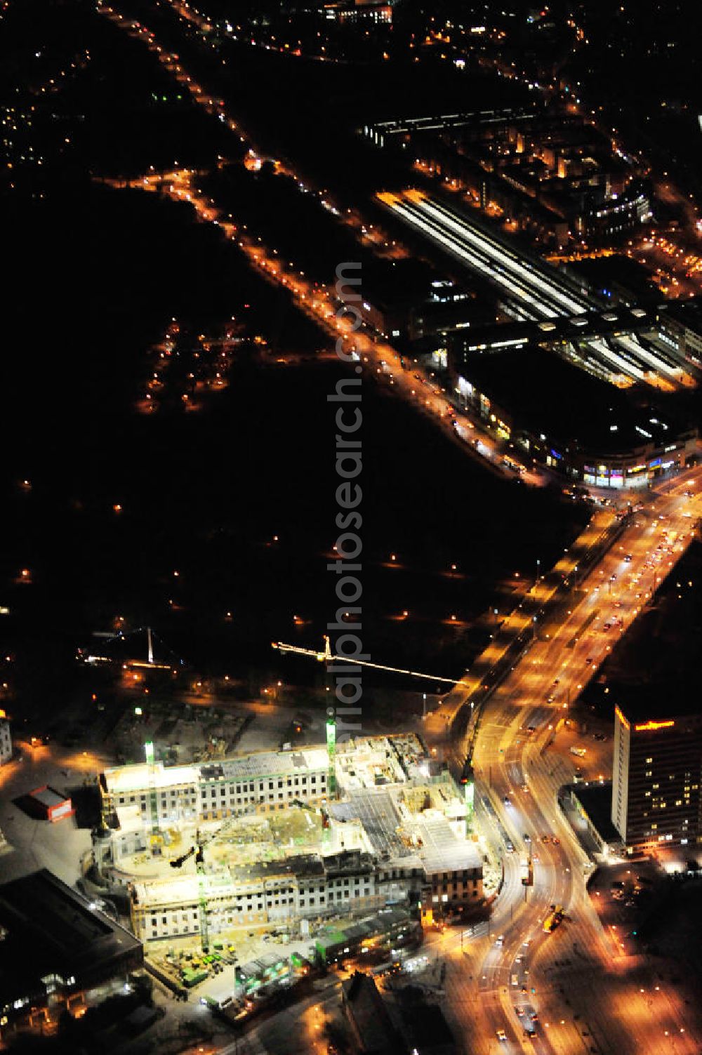 Aerial photograph at night Potsdam - Nachtluftbild der Baustelle des Potsdamer Stadtschlosses / Landtag am Alten Markt. Der Neubau des Brandenburger Landtages auf dem Gelände des Stadtschlosses gegenüber der Fachhochschule Potsdam und die St. Nikolaikirche erfolgt durch die BAM Deutschland AG. Night shot of the construction site of the Potsdam Stadtschloss at the Old Market. In the background is the University of Applied Sciences Potsdam and St. Nikolai Church. Building contractors company: BAM Deutschland AG