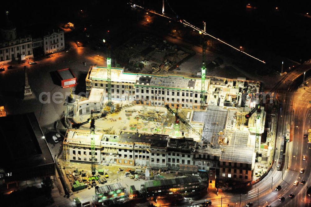 Aerial image at night Potsdam - Nachtluftbild der Baustelle des Potsdamer Stadtschlosses / Landtag am Alten Markt. Der Neubau des Brandenburger Landtages auf dem Gelände des Stadtschlosses gegenüber der Fachhochschule Potsdam und die St. Nikolaikirche erfolgt durch die BAM Deutschland AG. Night shot of the construction site of the Potsdam Stadtschloss at the Old Market. In the background is the University of Applied Sciences Potsdam and St. Nikolai Church. Building contractors company: BAM Deutschland AG