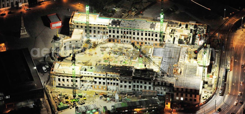 Potsdam at night from above - Nachtluftbild der Baustelle des Potsdamer Stadtschlosses / Landtag am Alten Markt. Der Neubau des Brandenburger Landtages auf dem Gelände des Stadtschlosses gegenüber der Fachhochschule Potsdam und die St. Nikolaikirche erfolgt durch die BAM Deutschland AG. Night shot of the construction site of the Potsdam Stadtschloss at the Old Market. In the background is the University of Applied Sciences Potsdam and St. Nikolai Church. Building contractors company: BAM Deutschland AG