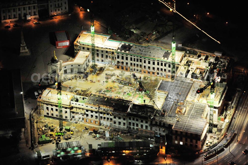 Potsdam at night from the bird perspective: Nachtluftbild der Baustelle des Potsdamer Stadtschlosses / Landtag am Alten Markt. Der Neubau des Brandenburger Landtages auf dem Gelände des Stadtschlosses gegenüber der Fachhochschule Potsdam und die St. Nikolaikirche erfolgt durch die BAM Deutschland AG. Night shot of the construction site of the Potsdam Stadtschloss at the Old Market. In the background is the University of Applied Sciences Potsdam and St. Nikolai Church. Building contractors company: BAM Deutschland AG