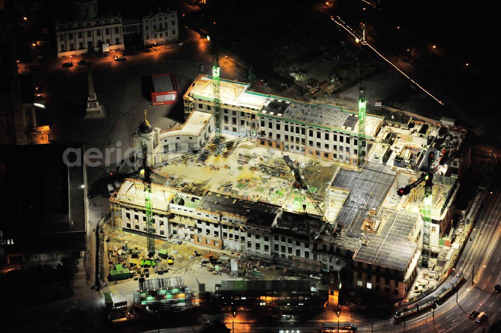 Aerial photograph at night Potsdam - Nachtluftbild der Baustelle des Potsdamer Stadtschlosses / Landtag am Alten Markt. Der Neubau des Brandenburger Landtages auf dem Gelände des Stadtschlosses gegenüber der Fachhochschule Potsdam und die St. Nikolaikirche erfolgt durch die BAM Deutschland AG. Night shot of the construction site of the Potsdam Stadtschloss at the Old Market. In the background is the University of Applied Sciences Potsdam and St. Nikolai Church. Building contractors company: BAM Deutschland AG