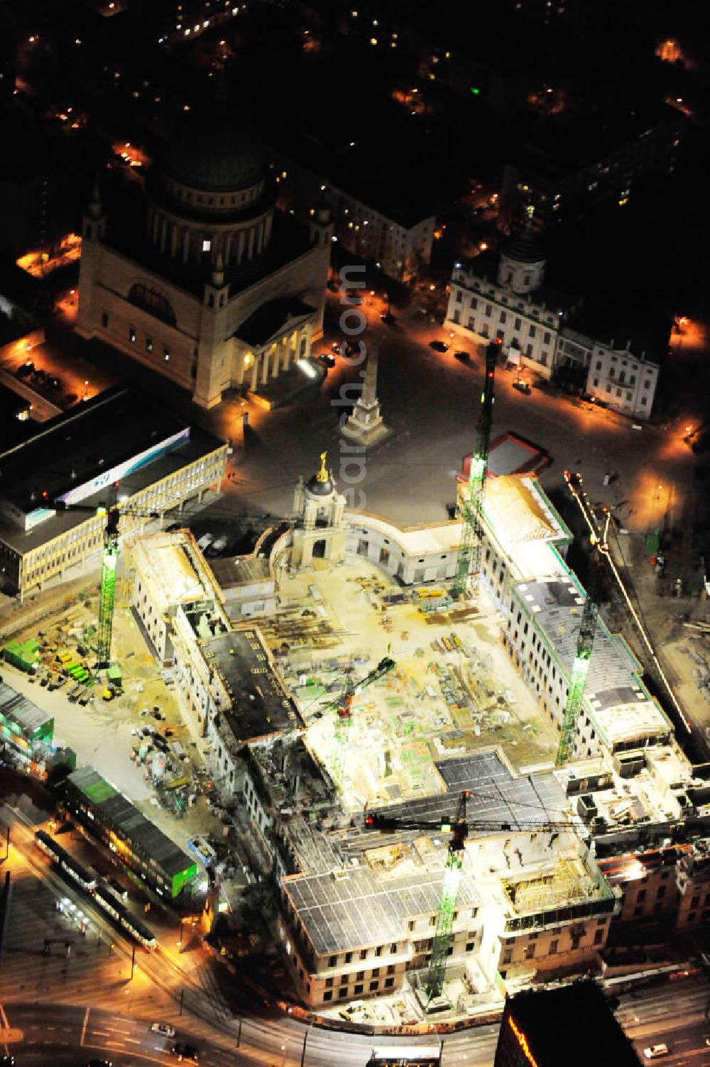 Aerial image at night Potsdam - Nachtluftbild der Baustelle des Potsdamer Stadtschlosses / Landtag am Alten Markt. Der Neubau des Brandenburger Landtages auf dem Gelände des Stadtschlosses gegenüber der Fachhochschule Potsdam und die St. Nikolaikirche erfolgt durch die BAM Deutschland AG. Night shot of the construction site of the Potsdam Stadtschloss at the Old Market. In the background is the University of Applied Sciences Potsdam and St. Nikolai Church. Building contractors company: BAM Deutschland AG