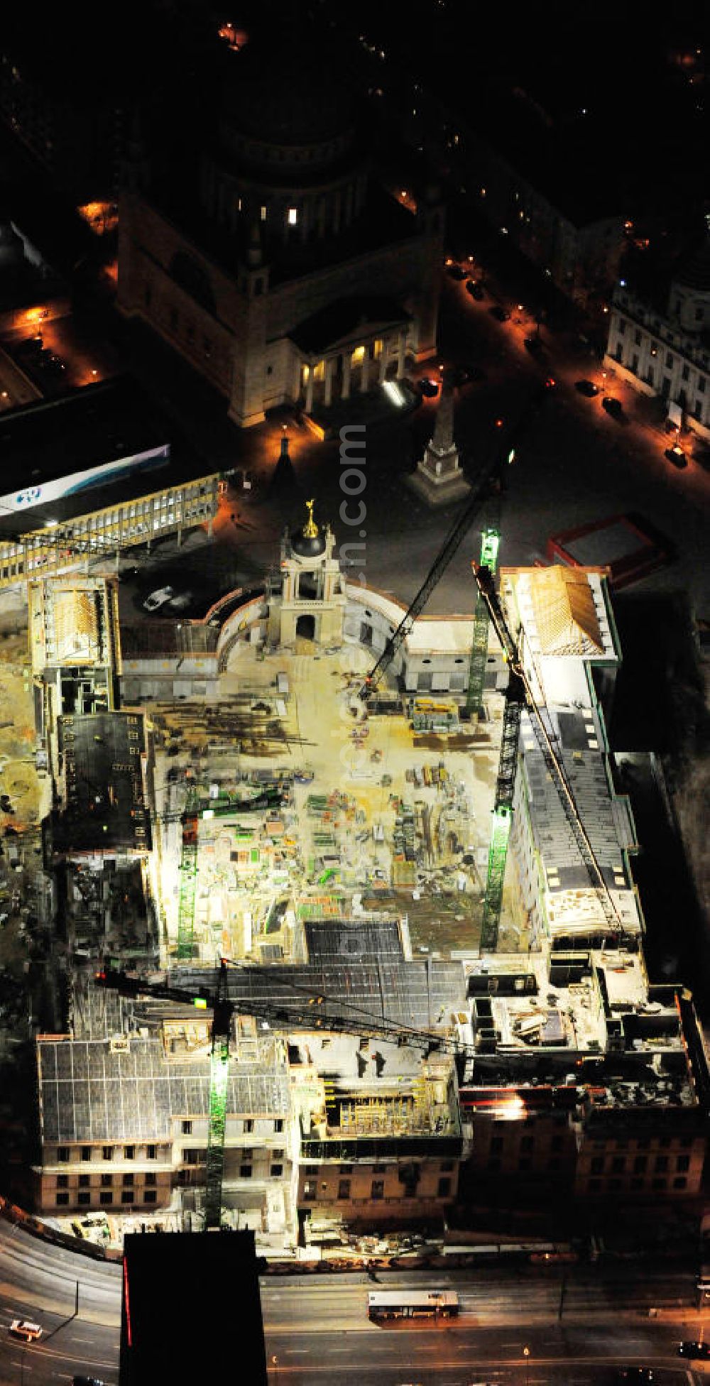 Potsdam at night from above - Nachtluftbild der Baustelle des Potsdamer Stadtschlosses / Landtag am Alten Markt. Der Neubau des Brandenburger Landtages auf dem Gelände des Stadtschlosses gegenüber der Fachhochschule Potsdam und die St. Nikolaikirche erfolgt durch die BAM Deutschland AG. Night shot of the construction site of the Potsdam Stadtschloss at the Old Market. In the background is the University of Applied Sciences Potsdam and St. Nikolai Church. Building contractors company: BAM Deutschland AG