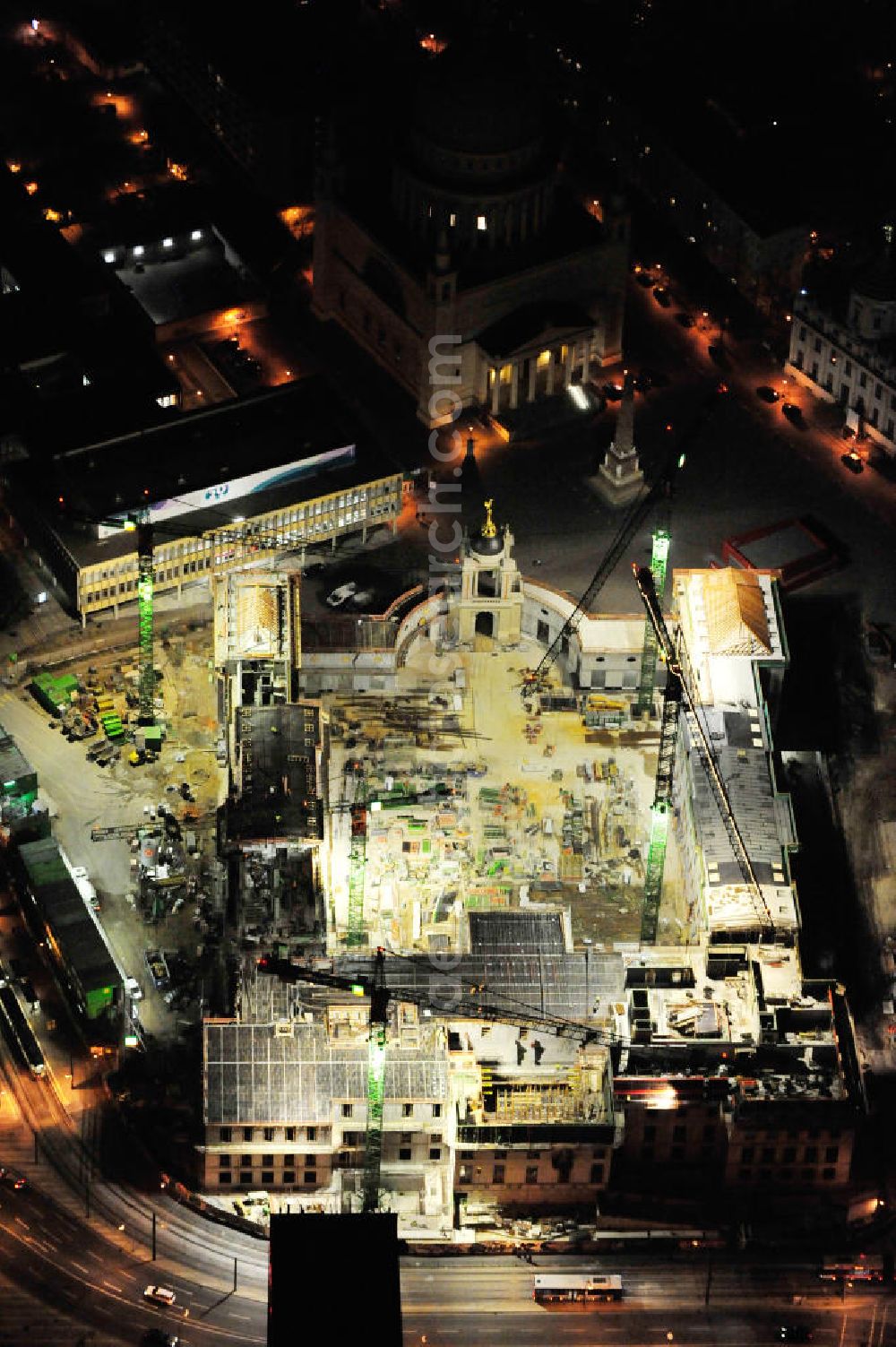 Potsdam at night from the bird perspective: Nachtluftbild der Baustelle des Potsdamer Stadtschlosses / Landtag am Alten Markt. Der Neubau des Brandenburger Landtages auf dem Gelände des Stadtschlosses gegenüber der Fachhochschule Potsdam und die St. Nikolaikirche erfolgt durch die BAM Deutschland AG. Night shot of the construction site of the Potsdam Stadtschloss at the Old Market. In the background is the University of Applied Sciences Potsdam and St. Nikolai Church. Building contractors company: BAM Deutschland AG