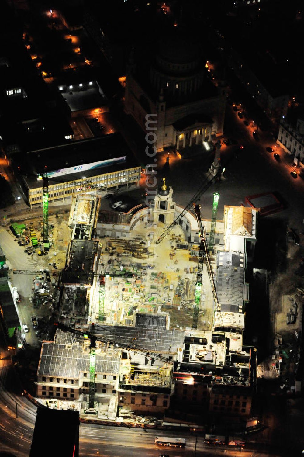 Aerial photograph at night Potsdam - Nachtluftbild der Baustelle des Potsdamer Stadtschlosses / Landtag am Alten Markt. Der Neubau des Brandenburger Landtages auf dem Gelände des Stadtschlosses gegenüber der Fachhochschule Potsdam und die St. Nikolaikirche erfolgt durch die BAM Deutschland AG. Night shot of the construction site of the Potsdam Stadtschloss at the Old Market. In the background is the University of Applied Sciences Potsdam and St. Nikolai Church. Building contractors company: BAM Deutschland AG