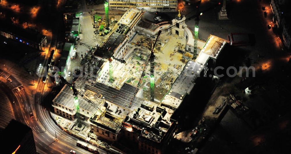 Potsdam at night from above - Nachtluftbild der Baustelle des Potsdamer Stadtschlosses / Landtag am Alten Markt. Der Neubau des Brandenburger Landtages auf dem Gelände des Stadtschlosses gegenüber der Fachhochschule Potsdam und die St. Nikolaikirche erfolgt durch die BAM Deutschland AG. Night shot of the construction site of the Potsdam Stadtschloss at the Old Market. In the background is the University of Applied Sciences Potsdam and St. Nikolai Church. Building contractors company: BAM Deutschland AG