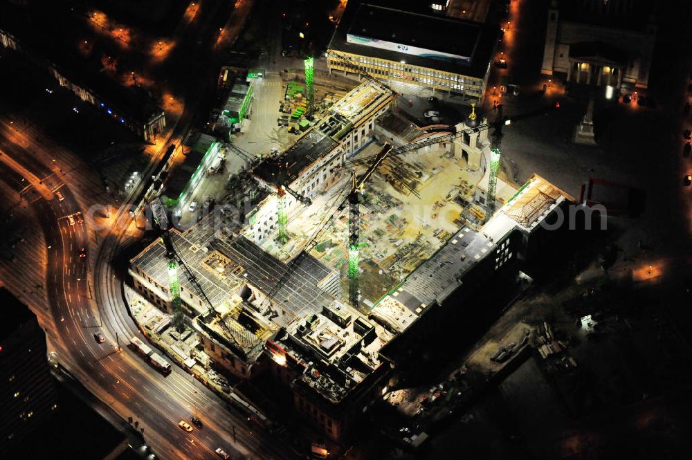 Potsdam at night from the bird perspective: Nachtluftbild der Baustelle des Potsdamer Stadtschlosses / Landtag am Alten Markt. Der Neubau des Brandenburger Landtages auf dem Gelände des Stadtschlosses gegenüber der Fachhochschule Potsdam und die St. Nikolaikirche erfolgt durch die BAM Deutschland AG. Night shot of the construction site of the Potsdam Stadtschloss at the Old Market. In the background is the University of Applied Sciences Potsdam and St. Nikolai Church. Building contractors company: BAM Deutschland AG