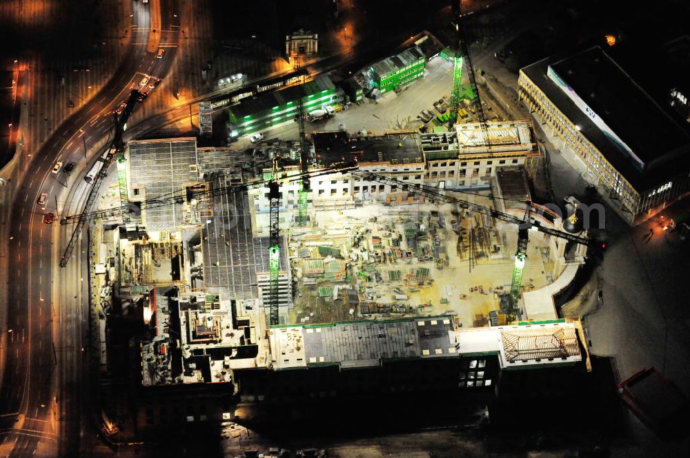 Aerial photograph at night Potsdam - Nachtluftbild der Baustelle des Potsdamer Stadtschlosses / Landtag am Alten Markt. Der Neubau des Brandenburger Landtages auf dem Gelände des Stadtschlosses gegenüber der Fachhochschule Potsdam und die St. Nikolaikirche erfolgt durch die BAM Deutschland AG. Night shot of the construction site of the Potsdam Stadtschloss at the Old Market. In the background is the University of Applied Sciences Potsdam and St. Nikolai Church. Building contractors company: BAM Deutschland AG