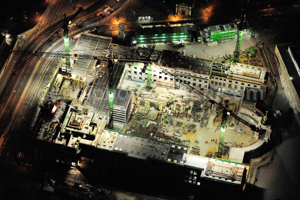 Potsdam at night from above - Nachtluftbild der Baustelle des Potsdamer Stadtschlosses / Landtag am Alten Markt. Der Neubau des Brandenburger Landtages auf dem Gelände des Stadtschlosses gegenüber der Fachhochschule Potsdam und die St. Nikolaikirche erfolgt durch die BAM Deutschland AG. Night shot of the construction site of the Potsdam Stadtschloss at the Old Market. In the background is the University of Applied Sciences Potsdam and St. Nikolai Church. Building contractors company: BAM Deutschland AG