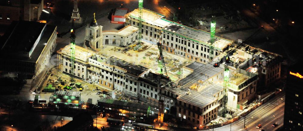 Potsdam at night from the bird perspective: Nachtluftbild der Baustelle des Potsdamer Stadtschlosses / Landtag am Alten Markt. Der Neubau des Brandenburger Landtages auf dem Gelände des Stadtschlosses gegenüber der Fachhochschule Potsdam und die St. Nikolaikirche erfolgt durch die BAM Deutschland AG. Night shot of the construction site of the Potsdam Stadtschloss at the Old Market. In the background is the University of Applied Sciences Potsdam and St. Nikolai Church. Building contractors company: BAM Deutschland AG