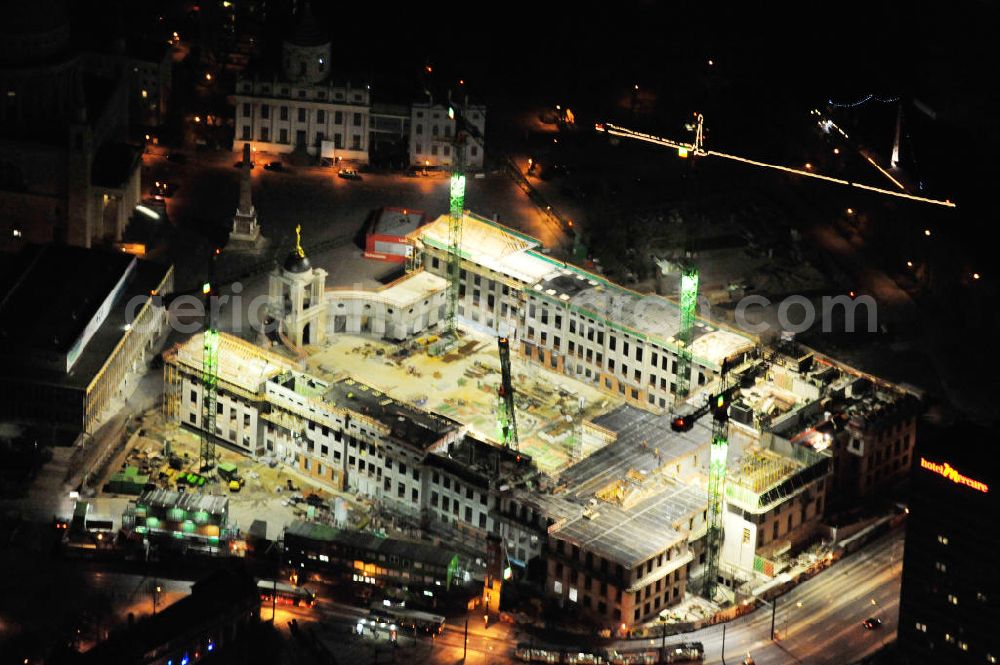 Aerial photograph at night Potsdam - Nachtluftbild der Baustelle des Potsdamer Stadtschlosses / Landtag am Alten Markt. Der Neubau des Brandenburger Landtages auf dem Gelände des Stadtschlosses gegenüber der Fachhochschule Potsdam und die St. Nikolaikirche erfolgt durch die BAM Deutschland AG. Night shot of the construction site of the Potsdam Stadtschloss at the Old Market. In the background is the University of Applied Sciences Potsdam and St. Nikolai Church. Building contractors company: BAM Deutschland AG