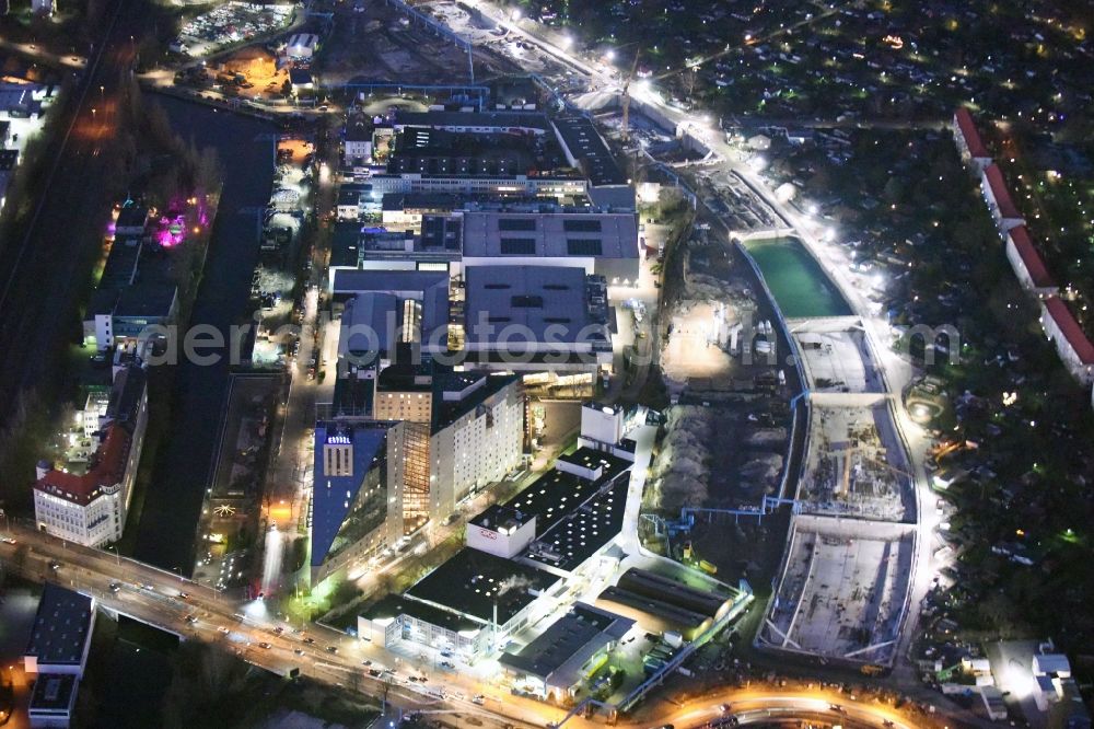 Berlin at night from the bird perspective: Night image of the civil engineering construction sites for construction of the extension of the urban motorway - Autobahn Autobahn A100 in Berlin Neukoelln