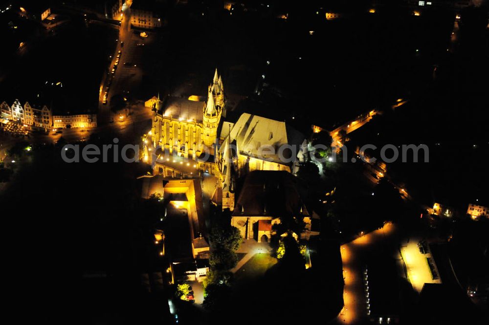 Aerial photograph at night Erfurt - Nachtluftbild auf den Domberg mit dem in Europa einzigartigen Kirchenensenble des Domes St. Marien und der Kirche St. Severi. Beide Kiechen beruhen auf Vorgängerbauten. Der Dom St. Marien entstandt im 8. Jahrhundert als Bischofkirche, die verschiedenen Bauphasen im Stil der Romanik und der Gotik sind im Bauwerk deutlich zu erkennen. Die St. Severikirche wurde im 9. Jahrhundert gegründet, der eigentliche Bau ist jedoch älter und beherbergte ein benediktinisches Nonnenkloster. Von dem ursprünglich romanischem Bauwerk ist nichts mehr zu erkennen und die Pfarrkirche weißt nach dem Neubau um 1350 nun einen klaren Spätgotischen Stil auf. Die beiden Kirchen sind Wahrzeichen der Stadt. Night aerial view of the Cathedral Hill with the unique in Europe Kirchenensenble the Cathedral St. Mary and St. Severus church.