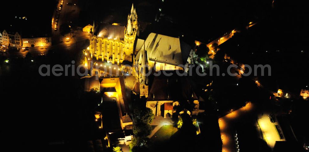 Aerial image at night Erfurt - Nachtluftbild auf den Domberg mit dem in Europa einzigartigen Kirchenensenble des Domes St. Marien und der Kirche St. Severi. Beide Kiechen beruhen auf Vorgängerbauten. Der Dom St. Marien entstandt im 8. Jahrhundert als Bischofkirche, die verschiedenen Bauphasen im Stil der Romanik und der Gotik sind im Bauwerk deutlich zu erkennen. Die St. Severikirche wurde im 9. Jahrhundert gegründet, der eigentliche Bau ist jedoch älter und beherbergte ein benediktinisches Nonnenkloster. Von dem ursprünglich romanischem Bauwerk ist nichts mehr zu erkennen und die Pfarrkirche weißt nach dem Neubau um 1350 nun einen klaren Spätgotischen Stil auf. Die beiden Kirchen sind Wahrzeichen der Stadt. Night aerial view of the Cathedral Hill with the unique in Europe Kirchenensenble the Cathedral St. Mary and St. Severus church.