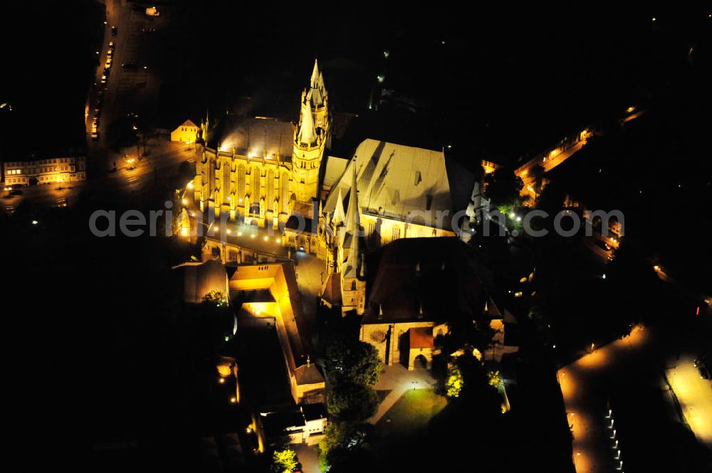 Erfurt at night from above - Nachtluftbild auf den Domberg mit dem in Europa einzigartigen Kirchenensenble des Domes St. Marien und der Kirche St. Severi. Beide Kiechen beruhen auf Vorgängerbauten. Der Dom St. Marien entstandt im 8. Jahrhundert als Bischofkirche, die verschiedenen Bauphasen im Stil der Romanik und der Gotik sind im Bauwerk deutlich zu erkennen. Die St. Severikirche wurde im 9. Jahrhundert gegründet, der eigentliche Bau ist jedoch älter und beherbergte ein benediktinisches Nonnenkloster. Von dem ursprünglich romanischem Bauwerk ist nichts mehr zu erkennen und die Pfarrkirche weißt nach dem Neubau um 1350 nun einen klaren Spätgotischen Stil auf. Die beiden Kirchen sind Wahrzeichen der Stadt. Night aerial view of the Cathedral Hill with the unique in Europe Kirchenensenble the Cathedral St. Mary and St. Severus church.