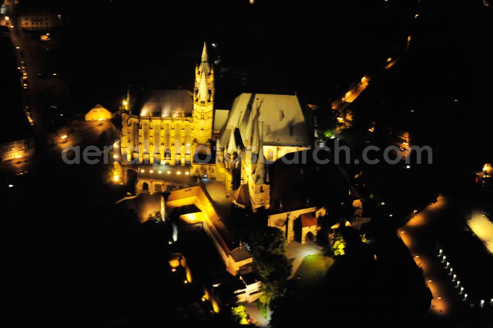 Aerial photograph at night Erfurt - Nachtluftbild auf den Domberg mit dem in Europa einzigartigen Kirchenensenble des Domes St. Marien und der Kirche St. Severi. Beide Kiechen beruhen auf Vorgängerbauten. Der Dom St. Marien entstandt im 8. Jahrhundert als Bischofkirche, die verschiedenen Bauphasen im Stil der Romanik und der Gotik sind im Bauwerk deutlich zu erkennen. Die St. Severikirche wurde im 9. Jahrhundert gegründet, der eigentliche Bau ist jedoch älter und beherbergte ein benediktinisches Nonnenkloster. Von dem ursprünglich romanischem Bauwerk ist nichts mehr zu erkennen und die Pfarrkirche weißt nach dem Neubau um 1350 nun einen klaren Spätgotischen Stil auf. Die beiden Kirchen sind Wahrzeichen der Stadt. Night aerial view of the Cathedral Hill with the unique in Europe Kirchenensenble the Cathedral St. Mary and St. Severus church.