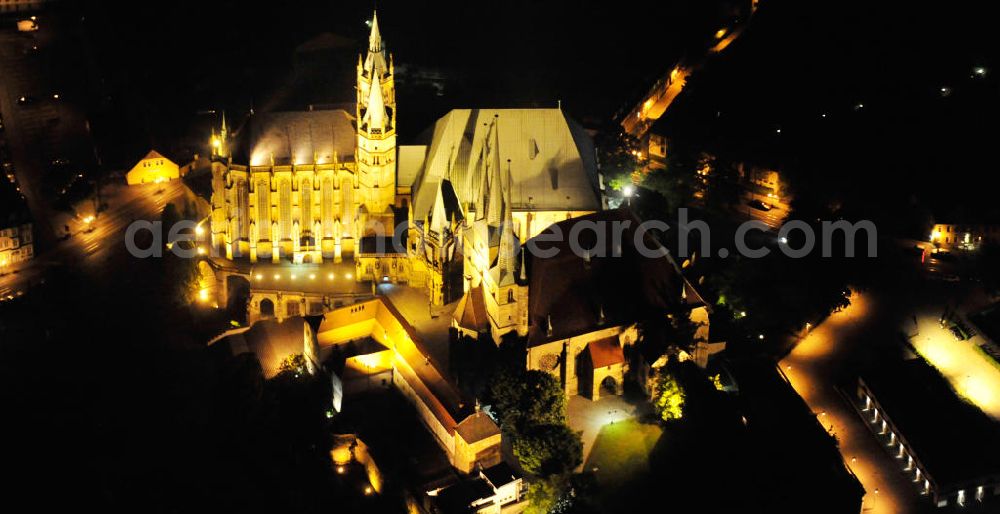 Aerial image at night Erfurt - Nachtluftbild auf den Domberg mit dem in Europa einzigartigen Kirchenensenble des Domes St. Marien und der Kirche St. Severi. Beide Kiechen beruhen auf Vorgängerbauten. Der Dom St. Marien entstandt im 8. Jahrhundert als Bischofkirche, die verschiedenen Bauphasen im Stil der Romanik und der Gotik sind im Bauwerk deutlich zu erkennen. Die St. Severikirche wurde im 9. Jahrhundert gegründet, der eigentliche Bau ist jedoch älter und beherbergte ein benediktinisches Nonnenkloster. Von dem ursprünglich romanischem Bauwerk ist nichts mehr zu erkennen und die Pfarrkirche weißt nach dem Neubau um 1350 nun einen klaren Spätgotischen Stil auf. Die beiden Kirchen sind Wahrzeichen der Stadt. Night aerial view of the Cathedral Hill with the unique in Europe Kirchenensenble the Cathedral St. Mary and St. Severus church.