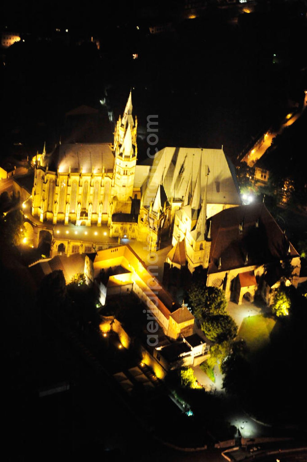 Erfurt at night from above - Nachtluftbild auf den Domberg mit dem in Europa einzigartigen Kirchenensenble des Domes St. Marien und der Kirche St. Severi. Beide Kiechen beruhen auf Vorgängerbauten. Der Dom St. Marien entstandt im 8. Jahrhundert als Bischofkirche, die verschiedenen Bauphasen im Stil der Romanik und der Gotik sind im Bauwerk deutlich zu erkennen. Die St. Severikirche wurde im 9. Jahrhundert gegründet, der eigentliche Bau ist jedoch älter und beherbergte ein benediktinisches Nonnenkloster. Von dem ursprünglich romanischem Bauwerk ist nichts mehr zu erkennen und die Pfarrkirche weißt nach dem Neubau um 1350 nun einen klaren Spätgotischen Stil auf. Die beiden Kirchen sind Wahrzeichen der Stadt. Night aerial view of the Cathedral Hill with the unique in Europe Kirchenensenble the Cathedral St. Mary and St. Severus church.