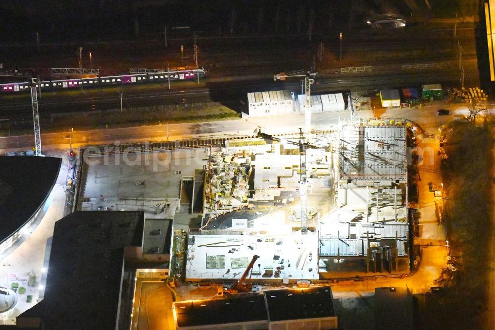 Wolfsburg at night from the bird perspective: Night lighting expansion construction at the building complex of the shopping center Designer Outlets Wolfsburg An of Vorburg in Wolfsburg in the state Lower Saxony, Germany