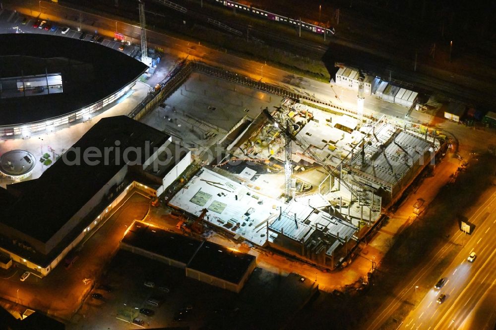 Wolfsburg at night from the bird perspective: Night lighting expansion construction at the building complex of the shopping center Designer Outlets Wolfsburg An of Vorburg in Wolfsburg in the state Lower Saxony, Germany