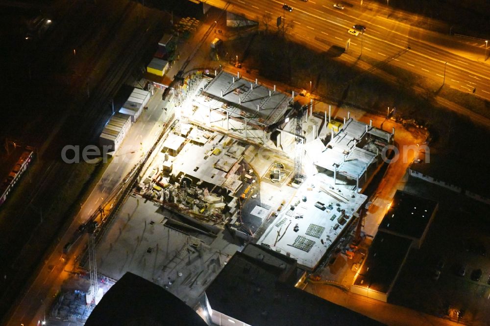 Aerial photograph at night Wolfsburg - Night lighting expansion construction at the building complex of the shopping center Designer Outlets Wolfsburg An of Vorburg in Wolfsburg in the state Lower Saxony, Germany