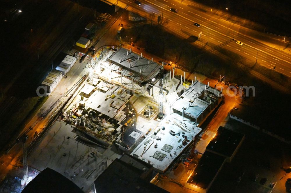 Aerial image at night Wolfsburg - Night lighting expansion construction at the building complex of the shopping center Designer Outlets Wolfsburg An of Vorburg in Wolfsburg in the state Lower Saxony, Germany