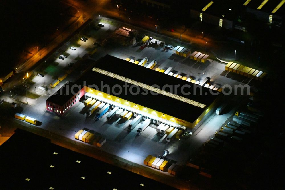 Erfurt at night from the bird perspective: Night lighting Line range of loading freight station for Pakete der DHL in Erfurt in the state Thuringia