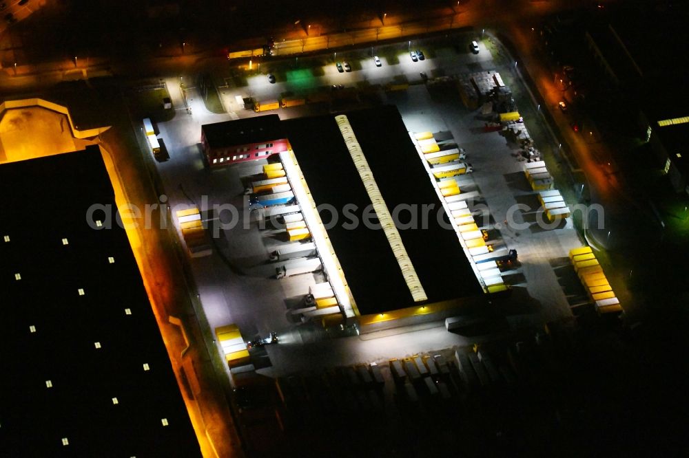 Aerial photograph at night Erfurt - Night lighting Line range of loading freight station for Pakete der DHL in Erfurt in the state Thuringia