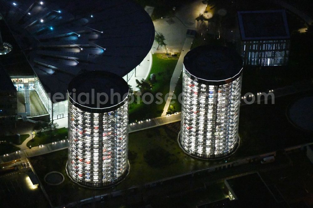 Aerial photograph at night Wolfsburg - Night lighting Tourist attraction and sightseeing Autostadt GmbH on factorysgelaende of Volkswagen AG in Wolfsburg in the state Lower Saxony, Germany