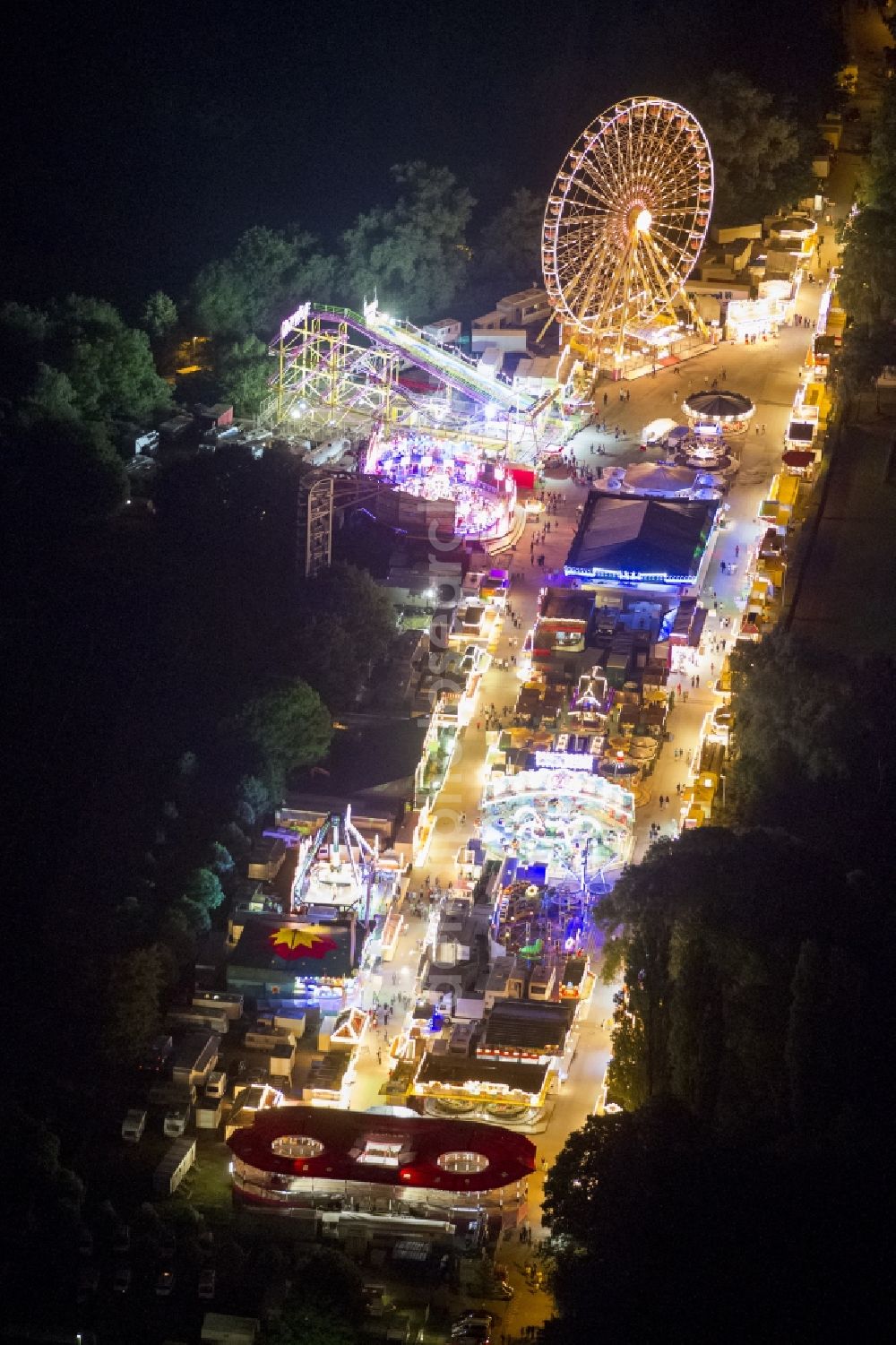 Mülheim at night from the bird perspective: Nighttime driving on the county fair in Saarn