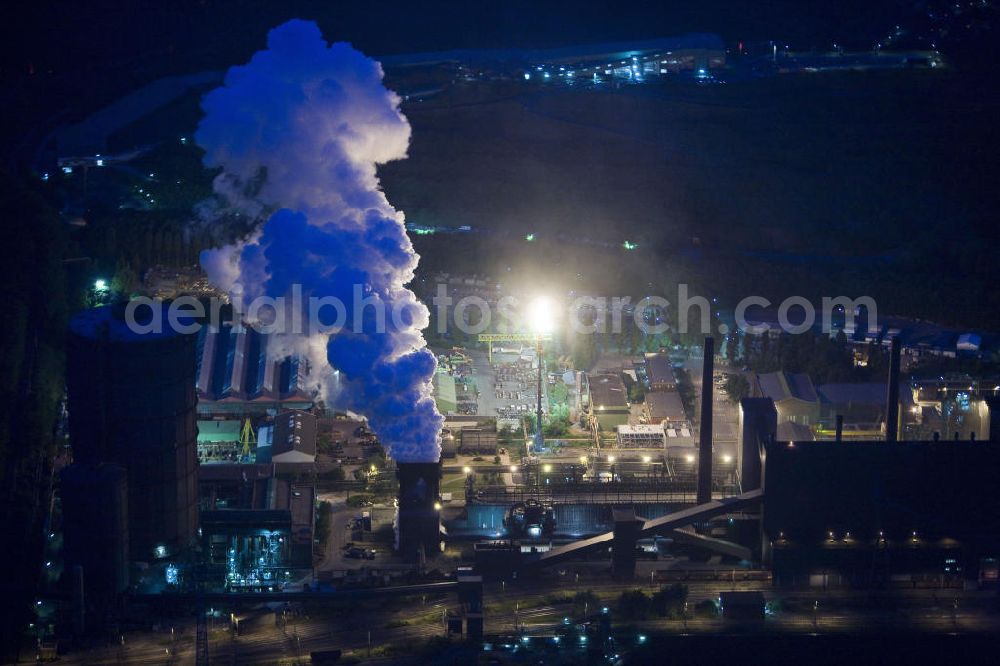 Bottrop at night from above - Nachtluftbild der Kokerei Prosper, sie ist eine Kokerei mit Standort Bottrop. Sie ist eine der drei in Betrieb befindlichen Kokereien im Ruhrgebiet. Die Kokerei Prosper ist die letzte Kokerei, die von der Nachfolgegesellschaft der Ruhrkohle AG - der RAG Deutsche Steinkohle AG - noch betrieben wird.