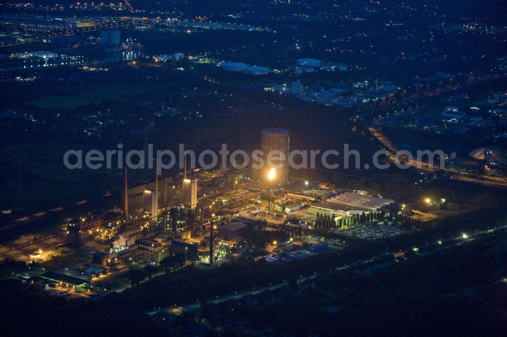 Bottrop at night from the bird perspective: Nachtluftbild der Kokerei Prosper, sie ist eine Kokerei mit Standort Bottrop. Sie ist eine der drei in Betrieb befindlichen Kokereien im Ruhrgebiet. Die Kokerei Prosper ist die letzte Kokerei, die von der Nachfolgegesellschaft der Ruhrkohle AG - der RAG Deutsche Steinkohle AG - noch betrieben wird.