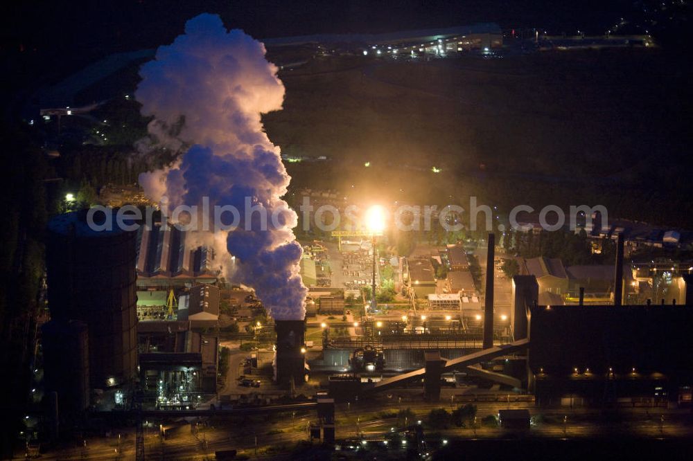 Bottrop at night from the bird perspective: Nachtluftbild der Kokerei Prosper, sie ist eine Kokerei mit Standort Bottrop. Sie ist eine der drei in Betrieb befindlichen Kokereien im Ruhrgebiet. Die Kokerei Prosper ist die letzte Kokerei, die von der Nachfolgegesellschaft der Ruhrkohle AG - der RAG Deutsche Steinkohle AG - noch betrieben wird.