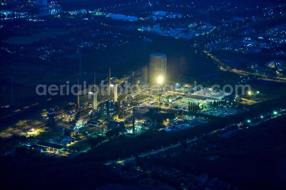 Aerial image at night Bottrop - Nachtluftbild der Kokerei Prosper, sie ist eine Kokerei mit Standort Bottrop. Sie ist eine der drei in Betrieb befindlichen Kokereien im Ruhrgebiet. Die Kokerei Prosper ist die letzte Kokerei, die von der Nachfolgegesellschaft der Ruhrkohle AG - der RAG Deutsche Steinkohle AG - noch betrieben wird.