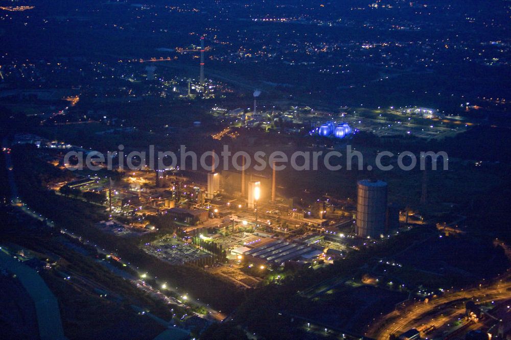 Bottrop at night from above - Nachtluftbild der Kokerei Prosper, sie ist eine Kokerei mit Standort Bottrop. Sie ist eine der drei in Betrieb befindlichen Kokereien im Ruhrgebiet. Die Kokerei Prosper ist die letzte Kokerei, die von der Nachfolgegesellschaft der Ruhrkohle AG - der RAG Deutsche Steinkohle AG - noch betrieben wird.