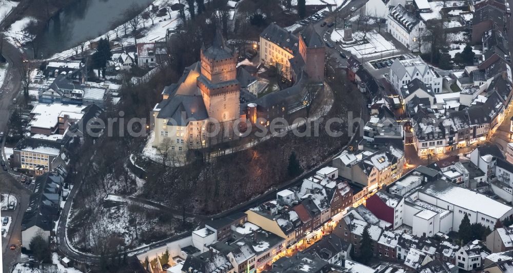 Aerial photograph at night Kleve - Night aerial view of Swan Castle on Castle Hill Kleve in North Rhine-Westphalia