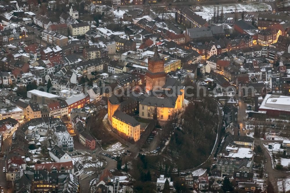 Aerial photograph at night Kleve - Night aerial view of Swan Castle on Castle Hill Kleve in North Rhine-Westphalia