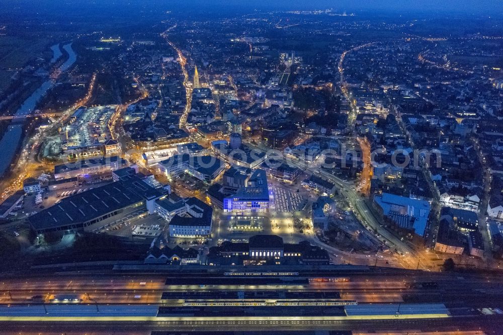 Aerial image at night Hamm - Night aerial view of the city view from the station forecourt with the Heinrich Kleist Forum and the main railway station of the Deutsche Bahn in Hamm in North Rhine-Westphalia