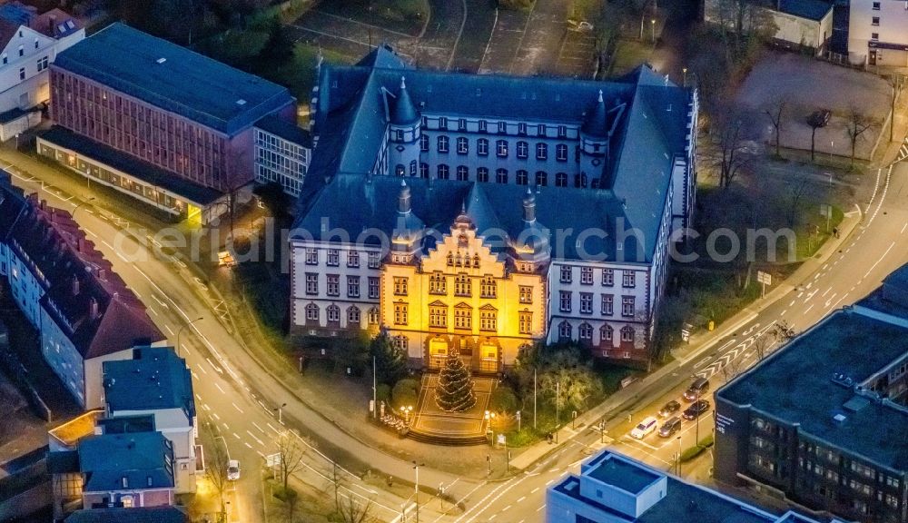 Hamm at night from the bird perspective: Night lighting town Hall building of the city administration on Theodor-Heuss-Platz in Hamm in the state North Rhine-Westphalia, Germany