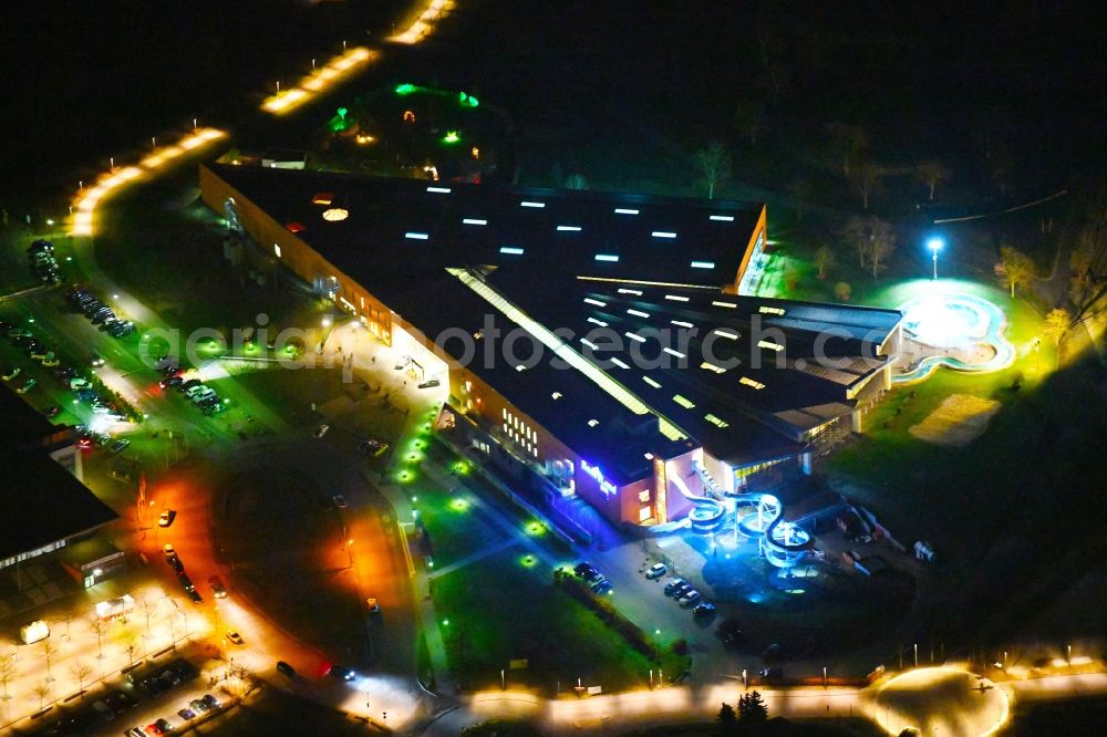 Aerial photograph at night Wolfsburg - Night lighting Spa and swimming pools at the swimming pool of the leisure facility BadeLand on Allerpark in Wolfsburg in the state Lower Saxony, Germany