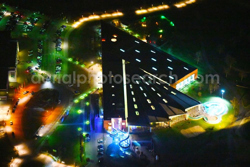 Aerial image at night Wolfsburg - Night lighting Spa and swimming pools at the swimming pool of the leisure facility BadeLand on Allerpark in Wolfsburg in the state Lower Saxony, Germany