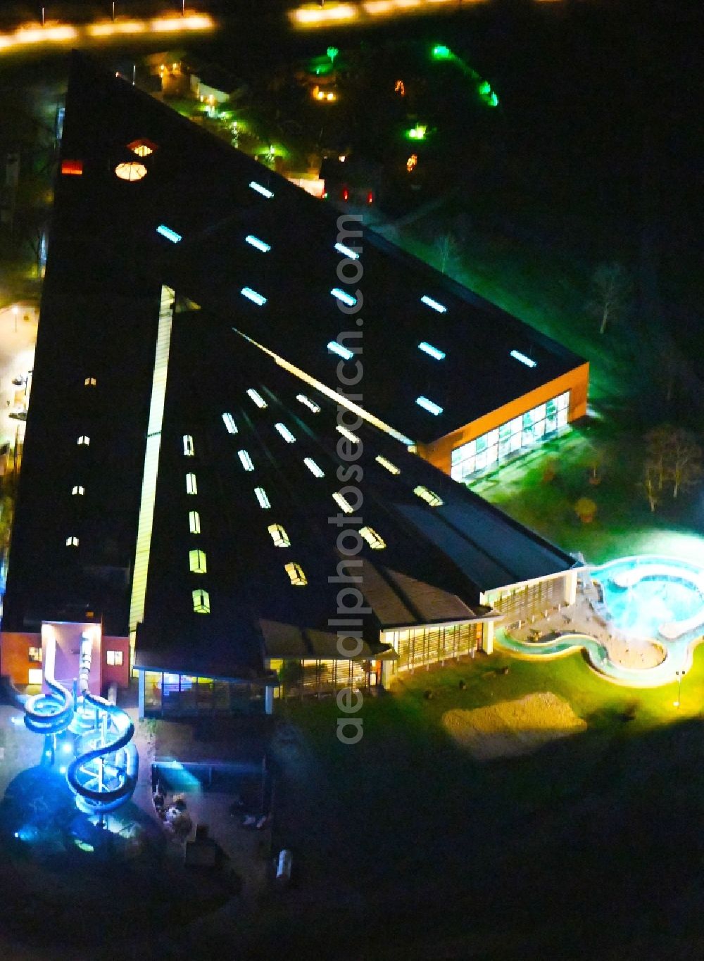 Wolfsburg at night from above - Night lighting Spa and swimming pools at the swimming pool of the leisure facility BadeLand on Allerpark in Wolfsburg in the state Lower Saxony, Germany