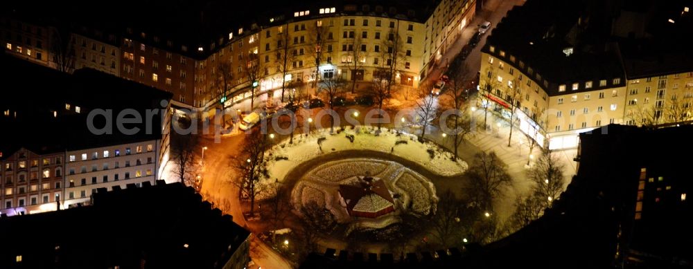 München at night from the bird perspective: Night Aerial view of residential settlements on the circular place Weissenburger Platz in Munich in Bavaria