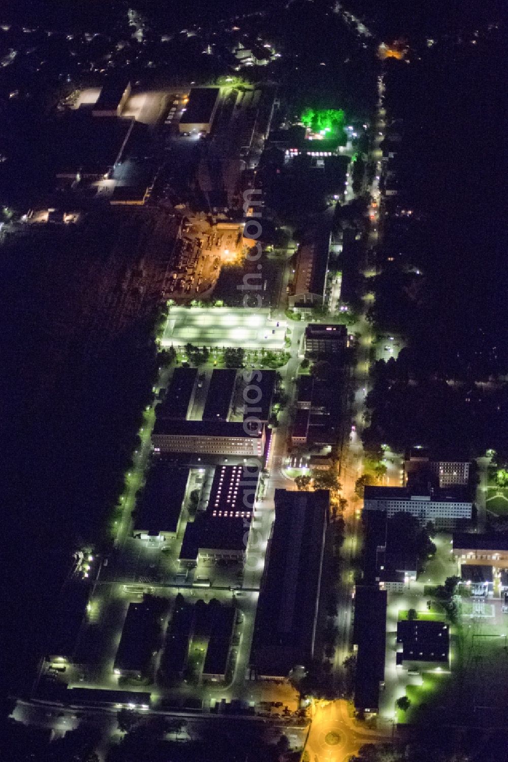 Gelsenkirchen at night from above - The colliery miner Happiness is a former coal mine in Gelsenkirchen. The Prussian state acquired at the beginning of the 20th Century, several major mining facilities in areas of northern and southern Ruhr Münster region