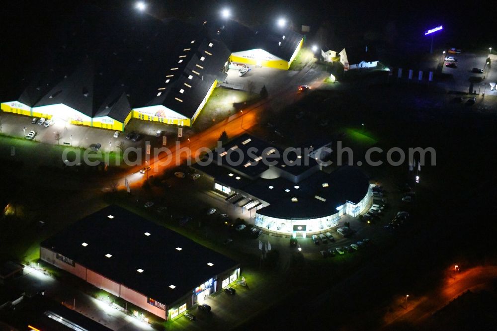 Wittstock/Dosse at night from the bird perspective: Night lighting Car dealership building Autohaus Jensen Wittstock in Wittstock/Dosse in the state Brandenburg, Germany