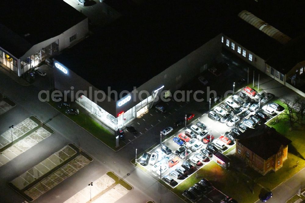 Arnstadt at night from the bird perspective: Night lighting Car dealership building Ehrhardt AG Audi Arnstadt in of Ichtershaeuser Strasse in Arnstadt in the state Thuringia, Germany