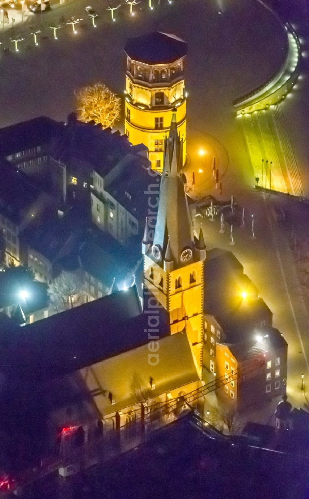 Aerial photograph at night Düsseldorf - Night aerial view of the illuminated castle tower on the Palace Square in Dusseldorf in North Rhine-Westphalia